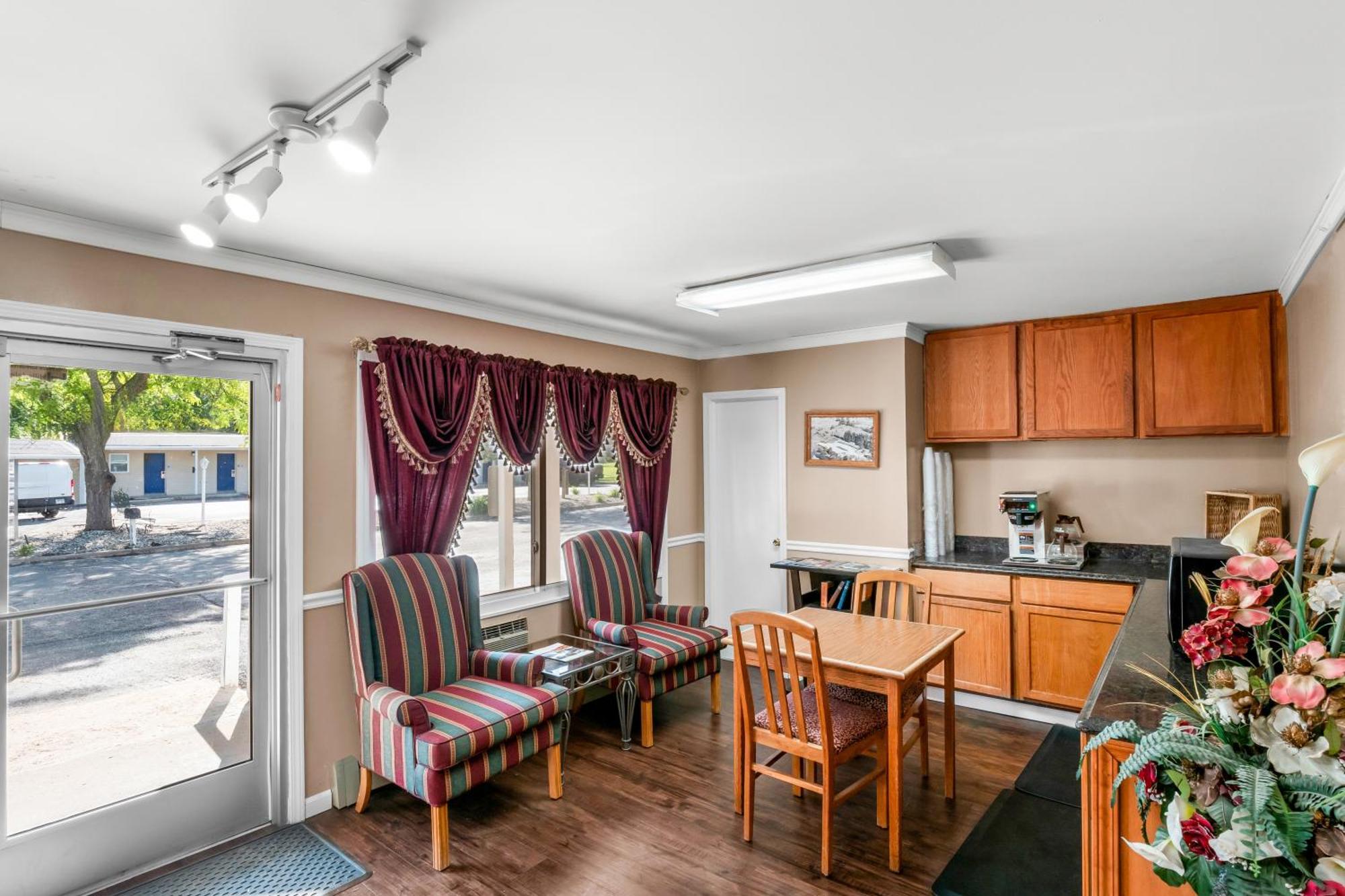Americas Best Value Inn Jonesville/Hillsdale Exterior photo